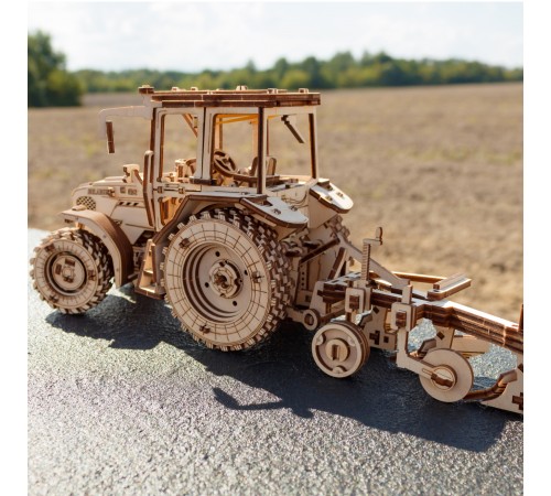 Сборная модель деревянная 3D EWA Трактор БЕЛАРУС 82.3 с плугом