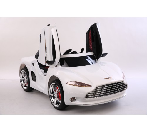 Автомобиль Aston Martin FLSeat YHF3913 Белый