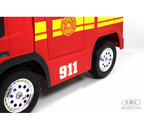 Детский пожарный электромобиль с полным набором амуниции A555AA красный